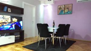 Una televisión o centro de entretenimiento en Strict Center #2Bedrooms Apartment