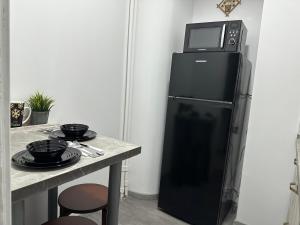 Η κουζίνα ή μικρή κουζίνα στο Affordable 1Br Apt in Downtown +10 φωτογραφίες