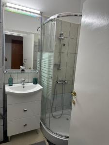 Ένα μπάνιο στο Affordable 1Br Apt in Downtown