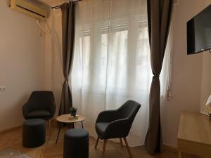 Μια τηλεόραση ή/και κέντρο ψυχαγωγίας στο Affordable 1Br Apt in Downtown