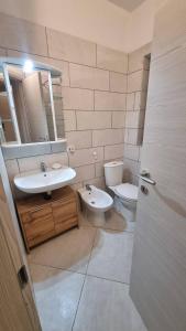 ein Badezimmer mit Waschbecken und Toilette in der Unterkunft Ferienunterkunft in Costa Rei in Costa Rei