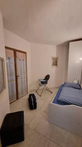 ein Schlafzimmer mit einem Bett und einem Stuhl darin in der Unterkunft Ferienunterkunft in Costa Rei in Costa Rei