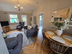 ein Wohnzimmer mit Couch und Tisch in der Unterkunft Newly Renovated Country Cottage in Portadown
