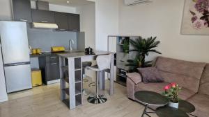 Il dispose d'une cuisine et d'un salon avec une table et un canapé. dans l'établissement Arba Seaview Residences Apartments, à Mlini
