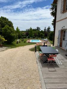 Bazén v ubytování Gîte Villa Santina nebo v jeho okolí