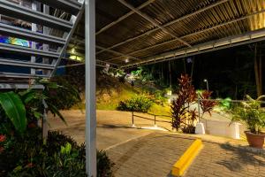 Giardino di El Faro Containers Beach Hotel