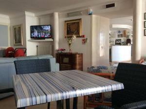 TV a/nebo společenská místnost v ubytování Hotel Elisa - Spiaggia Privata Inclusa