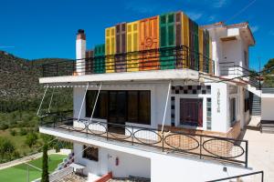a colorful building with a balcony on top of a building at Idyllia 2 in Písia