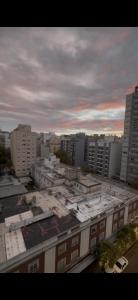 Una vista de una ciudad con edificios altos y un edificio. en Vero MdP, en Mar del Plata
