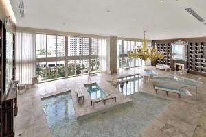 une grande chambre avec une piscine dans un bâtiment dans l'établissement Luxurious 5-STAR condo at the ICON Brickell, à Miami