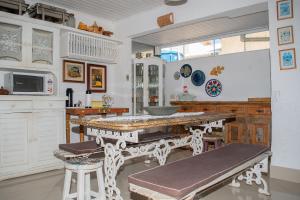 Η κουζίνα ή μικρή κουζίνα στο Casa ampla: 450 metros da praia de Geribá com piscina e churrasqueira