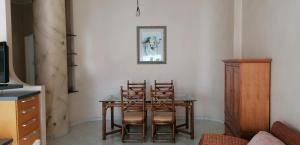 a dining room with a table and four chairs at Casa Diamante con garage privato gratuito nella struttura in Termoli +14 photos