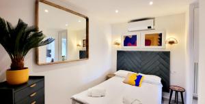Cama o camas de una habitación en Tropical Art Apartment 29 fotos más