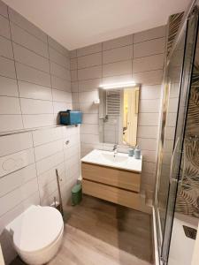 Un baño de Tropical Art Apartment