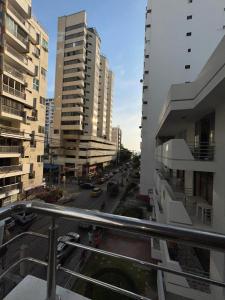 Una vista de una calle de la ciudad con edificios altos. en Hermosa Vista al Mar en Rodadero, en Gaira