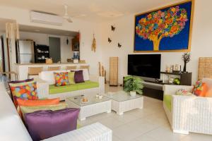 a living room with a couch and a tv at Condos Cruz del Mar in Santa Cruz Huatulco