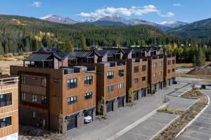 una vista aérea de una fila de edificios de apartamentos en Experience luxury and adventure at Row 41 nestled in the heart of Winter Park Colorado, en Winter Park