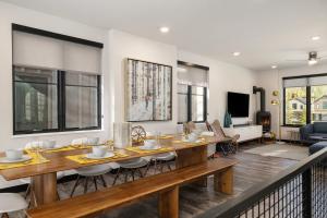 comedor con mesas y sillas y sala de estar en Experience luxury and adventure at Row 41 nestled in the heart of Winter Park Colorado, en Winter Park