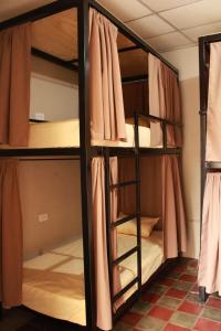 a room with two bunk beds in a hostel at Hostal Casa Nómada in Santa Ana