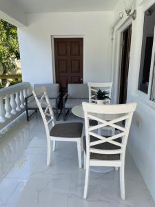Балкон або тераса в Serene Getaway-Newly renovated spacious 2 beds 2 baths