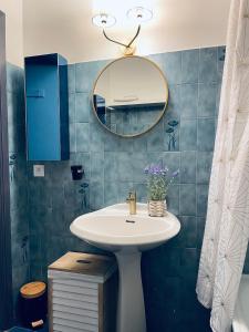 Ένα μπάνιο στο Charming green studio