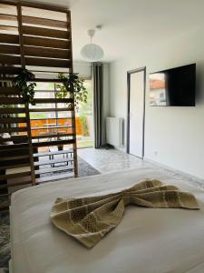 Ένα ή περισσότερα κρεβάτια σε δωμάτιο στο Charming green studio +7 φωτογραφίες