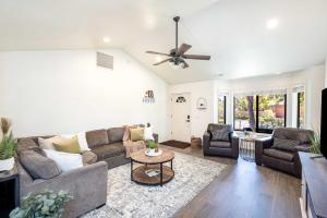 uma sala de estar com um sofá e uma mesa em Happy Trails Flagstaff em Flagstaff mais 33 fotografias