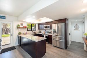 uma grande cozinha com um frigorífico de aço inoxidável em Happy Trails Flagstaff em Flagstaff