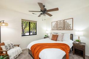 um quarto com uma cama e um ventilador de teto em Happy Trails Flagstaff em Flagstaff