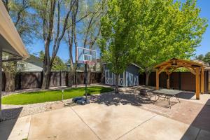 a backyard with a basketball hoop and a picnic table at Happy Trails Flagstaff in Flagstaff