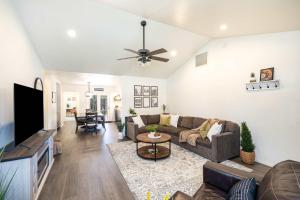 uma sala de estar com um sofá e uma TV em Happy Trails Flagstaff em Flagstaff