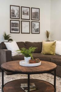 uma sala de estar com um sofá e uma mesa de centro em Happy Trails Flagstaff em Flagstaff