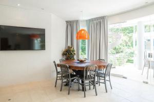 a dining room with a table and chairs at Hermosa Waves A2 in Playa Hermosa