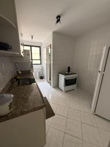 Kuchyň nebo kuchyňský kout v ubytování Apartamento 03 quartos na Praia do Morro - Edifício Beira Mar