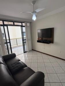 TV a/nebo společenská místnost v ubytování Apartamento 03 quartos na Praia do Morro - Edifício Beira Mar
