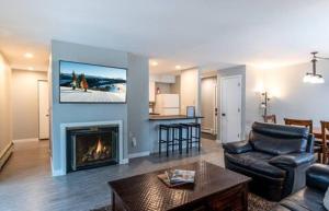 ベールにあるCozy 2BR Retreat, Steps to Vail Busのリビングルーム(暖炉、テレビ付)
