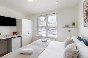Gallery image of Studio at Tube Station Ground Floor Private Bathroom and shared Kitchen 1 in Edgware +14 photos