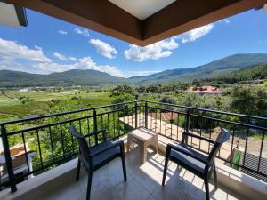 balcón con 2 sillas y vistas a las montañas en Villa Verde, en Dalaman