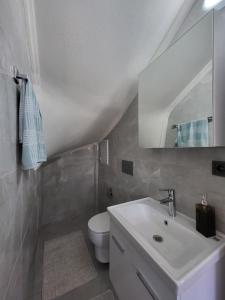 Un baño con un lavabo blanco y un inodoro. en Villa Verde, en Dalaman 14 fotos más
