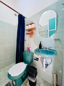 Ένα μπάνιο στο Casa Hugo 1 AC Starlink 2min walk to beach