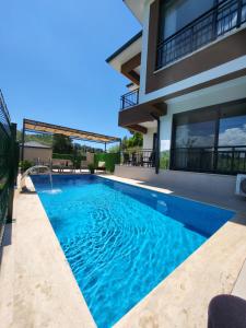 una piscina frente a una casa en Villa Verde, en Dalaman