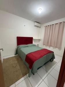 a bedroom with a bed with a red head board at APT Bela Cintra PRIME 3 km da praia do Aracagy in São Luís