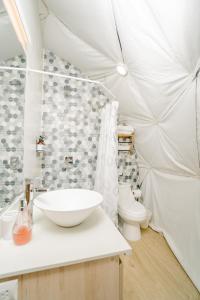 Koupelna v ubytování Glamping Tortuga Verde + 37 fotografií
