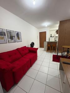 salon z czerwoną kanapą i kuchnią w obiekcie APT Bela Cintra PRIME 3 km da praia do Aracagy w mieście São Luís