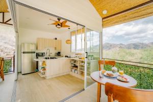 Kuchyň nebo kuchyňský kout v ubytování Glamping Tortuga Verde