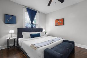 Ένα ή περισσότερα κρεβάτια σε δωμάτιο στο Hartford Stylish 5BR Near Downtown With Private Backyard