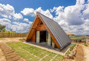 a small house with a pitched roof at Ecovalle São Thomé - Chalé do Sol in São Thomé das Letras