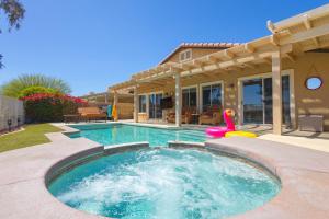 Πισίνα στο ή κοντά στο Spacious home with golf course views and private pool