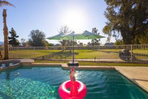 Πισίνα στο ή κοντά στο Spacious home with golf course views and private pool