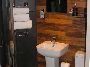 A bathroom at Shelbourne House 